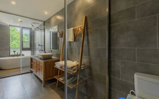Anji Double Fish Hall Hot Spring Resort B&B (Longwangshan Canyon Drift Shop)