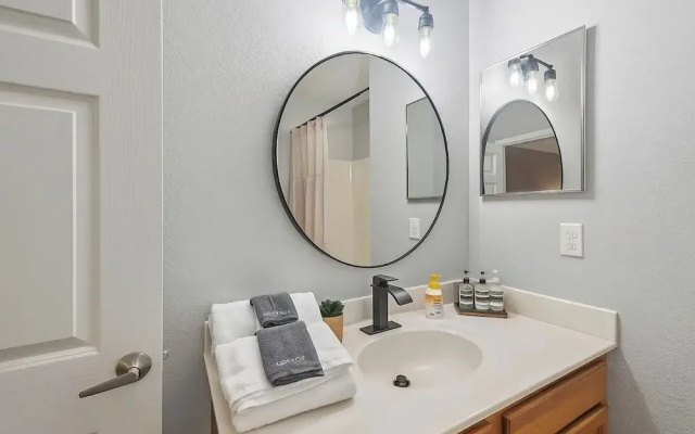 3BR Townhome w/ Pool & BBQ Near Disney