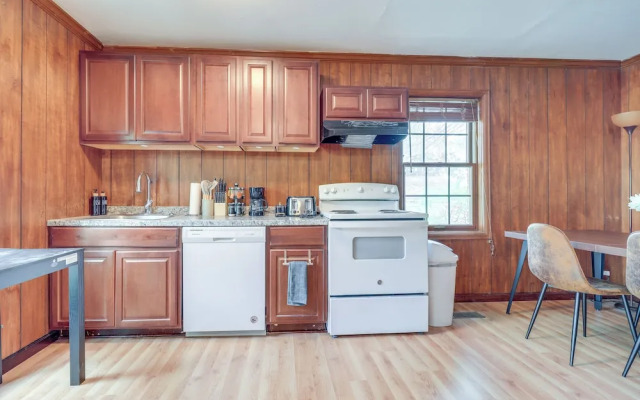 7 Mi to Downtown Toledo: Pet-friendly Apartment