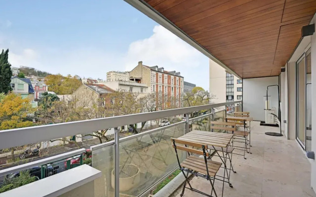 Charming Apt With AC & Balcony