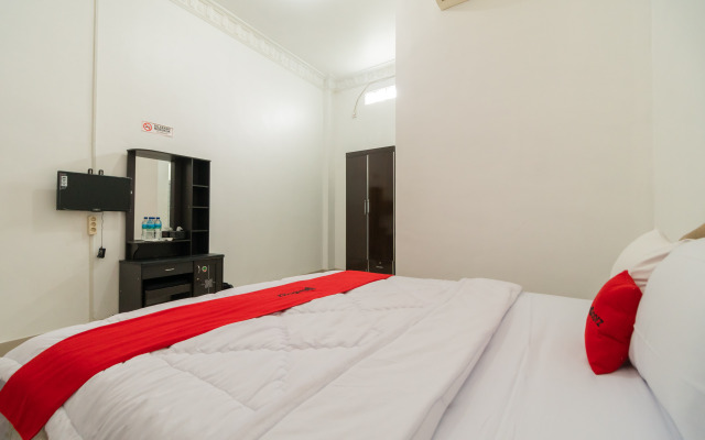 RedDoorz Syariah near Universitas Putra Indonesia Padang