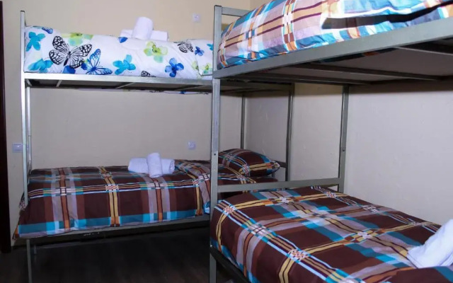 Bee Lucky Hostel and Tours