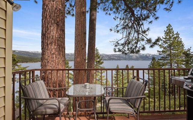 Stunning Views at Stargazer Lakefront Studio!