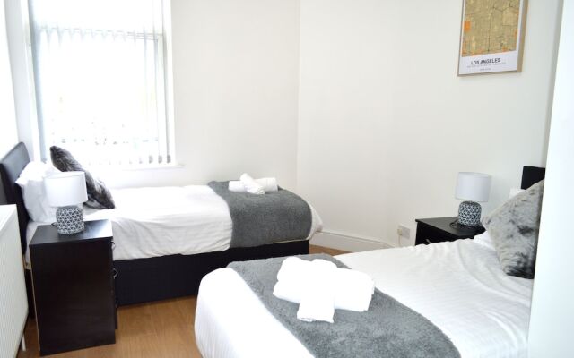 Beautiful Two-bed Apartment With Driveway Parking