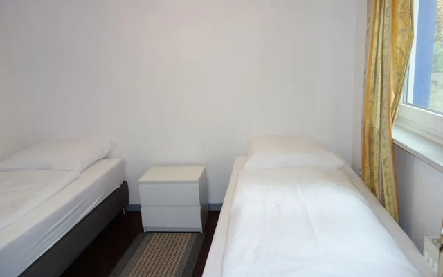 Tolstov-Hotels Large 3 Room Apartment with Garden