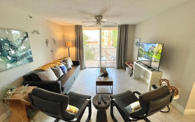 Exclusive Condo 10 Min to the Beach