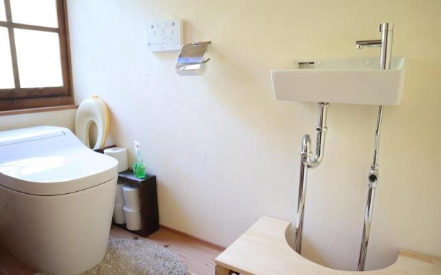 Guesthouse with Cat and Honeybee Kusachike