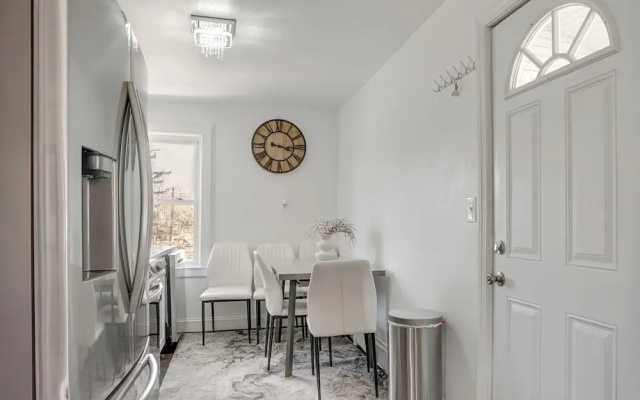 Easy Access to Nyc! Sleek Suburban Apartment