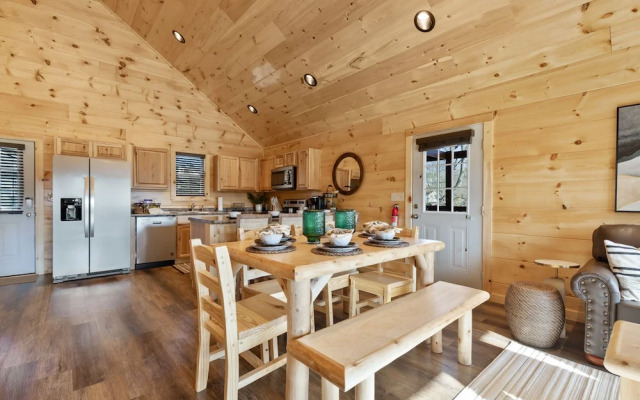 Parkway Paradise w Private Hot Tub