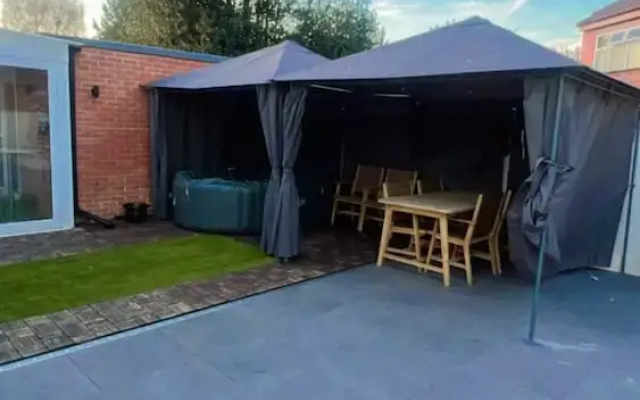 Stylish 6-bed Retreat With Parking and Jacuzzi