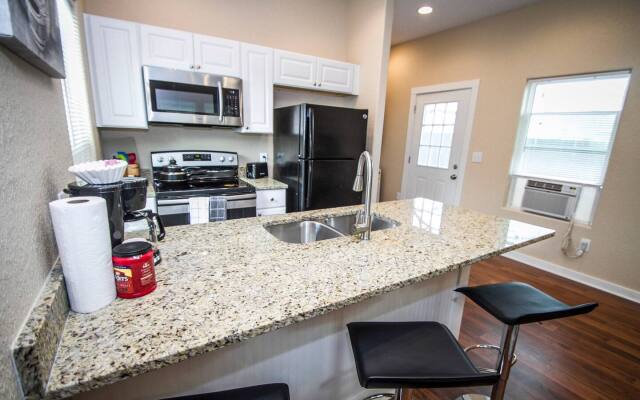 Douglas Way Remodeled House Near Downtown 1BA/1BA