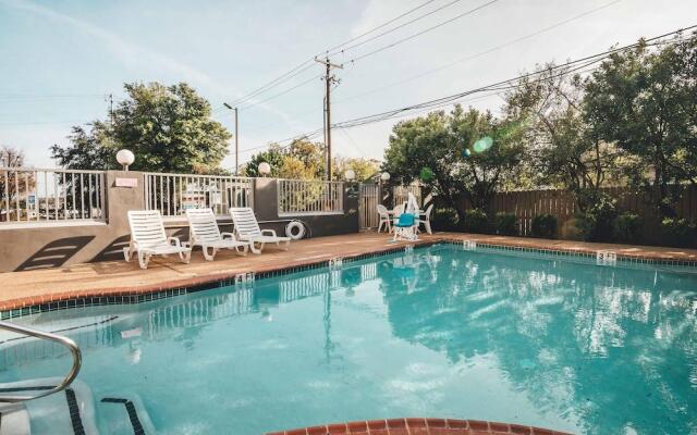Country Inn & Suites by Radisson, Austin-University, TX