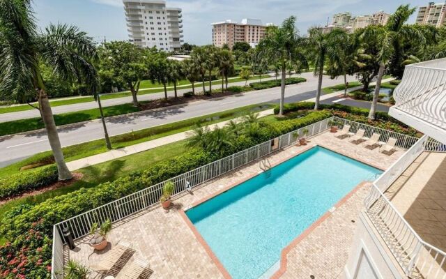 Spacious Condo With sky Views and Steps to South Beach