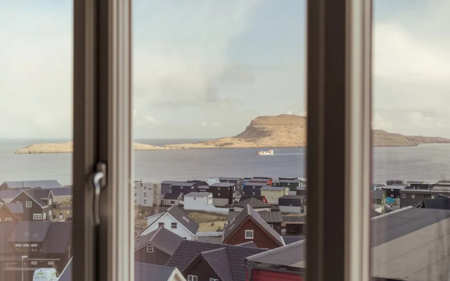 Charming Artistic Retreat | Panoramic View