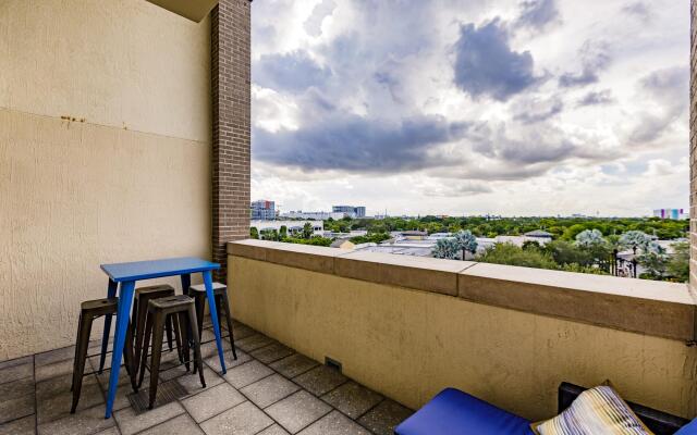 Hang Ten- Large Townhome, lux amenities, parking