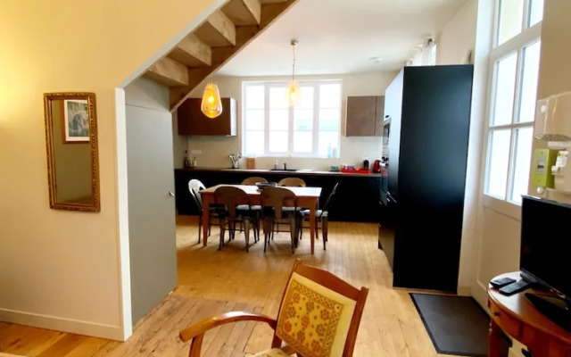 Chaleureuse Maison Avec Grande Terrasse au Calme