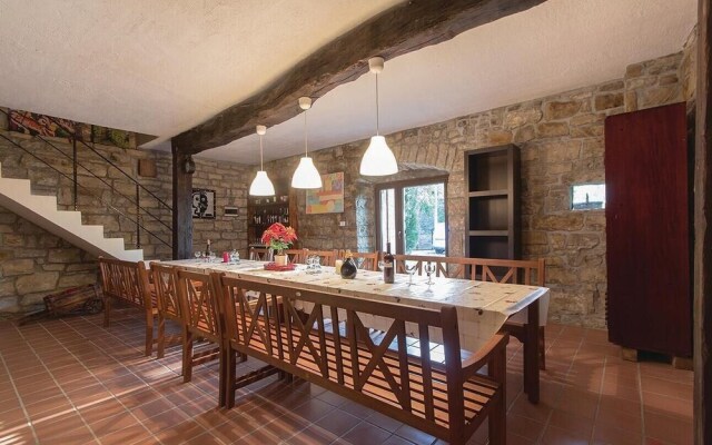 Nice Home in Gracisce With 6 Bedrooms, Internet and Outdoor Swimming Pool