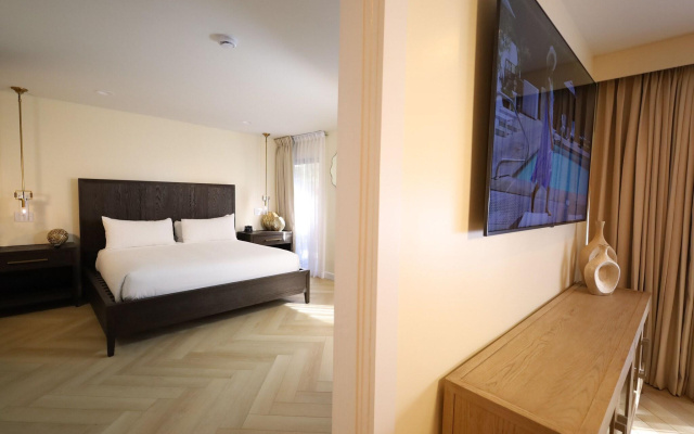 Luxe Sunset Boulevard Hotel