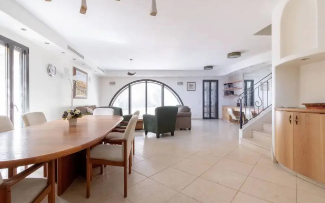 Family Apt & Garden in David's Village by FeelHome