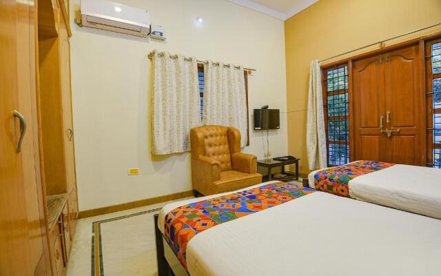 Fabexpress Ravikeerthis Service Apartment