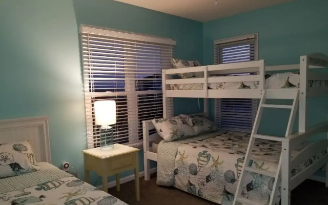 Tailslide Inn 4 Bedroom Home by RedAwning
