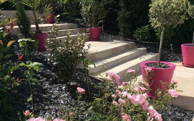 Panoramic White House Suite in Tulle