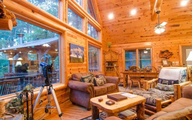Denali Private Cabin Includes Xbox, Hot Tub, and Stone Pizza Oven by Redawning