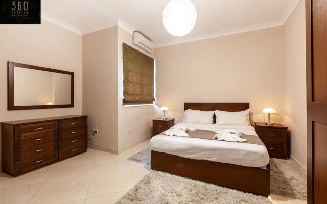 Luxury APT with HOT TUB & BBQ with Valletta views by 360 Estates
