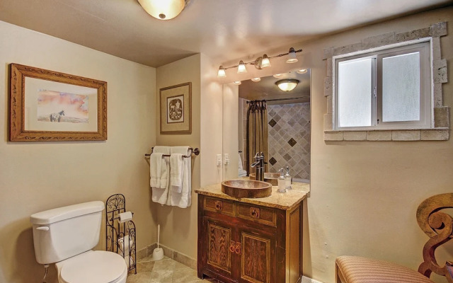 High Point Chateau 4 Bedroom Home by RedAwning