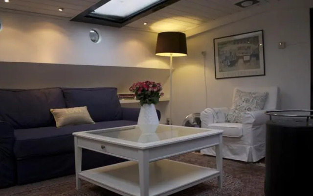 The Burret Houseboat