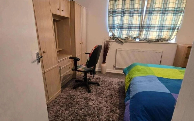 Milton Keynes - Sleeps 6 - Free Parking