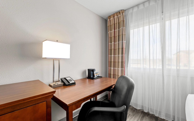 Travelodge Suites by Wyndham Regina / Eastgate Bay