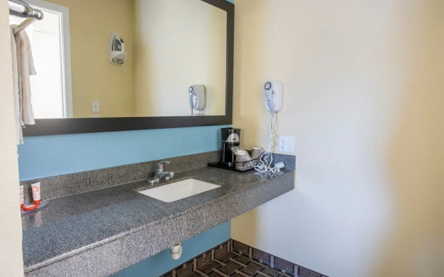 OYO Hotel Knoxville TN Cedar Bluff I-40