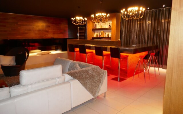 Contemporary Style With Amazing View 3-4 Br