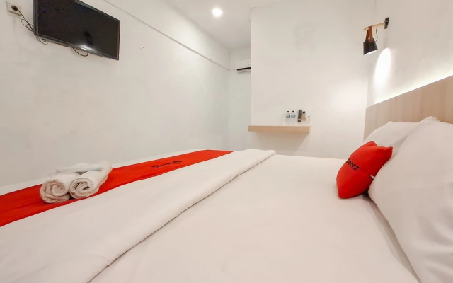 RedDoorz at Grand Mirza Near Pasar Grosir Batik Setono Pekalongan – Guest Rooms – Pekalongan