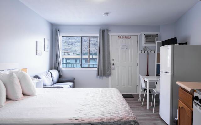 Poplars Motel on the lake