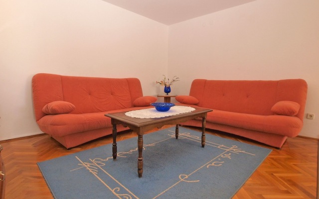 Apartment 979