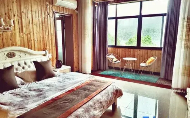 Tonglu Lakeside Mountain Lodge