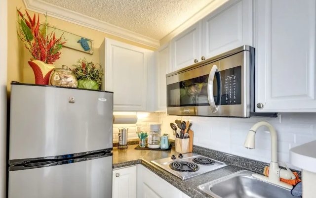 Daytona Beach Studio w/ Private Lanai 1 Mi to Pier