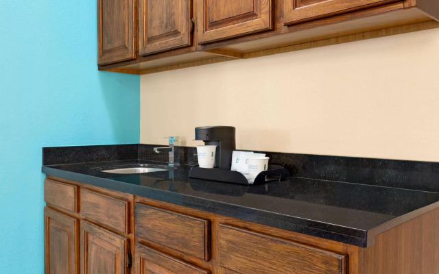 Howard Johnson by Wyndham Waterloo/Cedar Falls