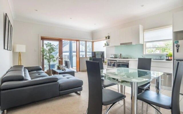 2 Bedroom Home in Kirribilli With a Great View
