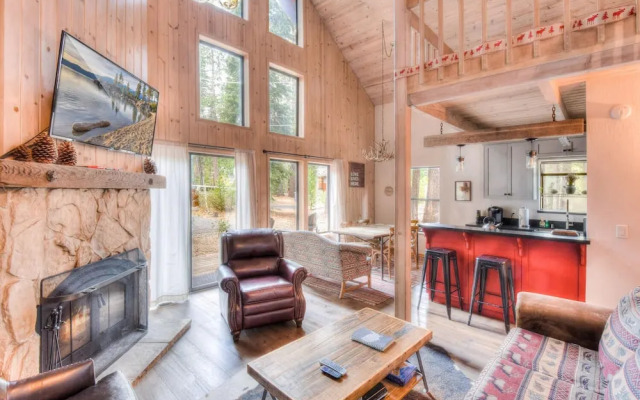 Relax at Rustic Tahoe Charm Minutes to Lake