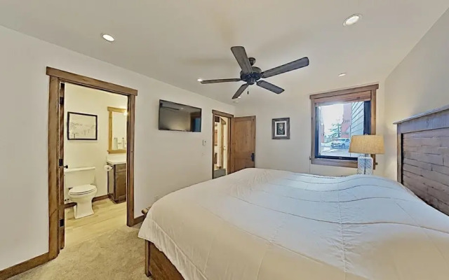 Deluxe Slopeside Home Just STEPS to Mammoth Mountain Slopes and Village Gondola - 3 Spas, Sauna and Pool by RedAwning