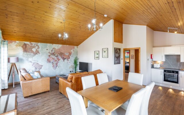 Douglas Fir Lodge With Hot Tub Near Cupar, Fife