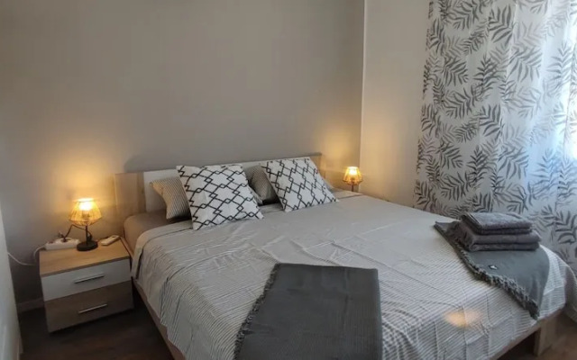 Stunning 2-bed House in Jezera With Sea Views