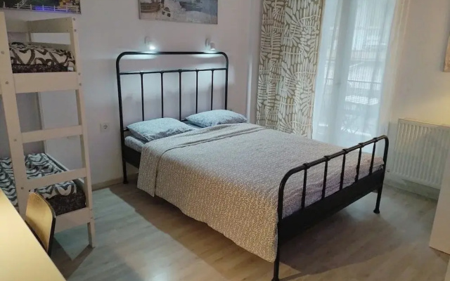 Center Apartment-sleeps5-balcony-live Neighborhood