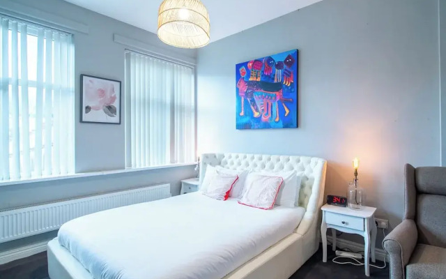 Creative & Cheerful Apartment by Avo in Sheffield