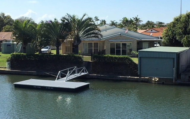 Private Canal Duplex with Pontoon - Oleander Drive, Bongaree