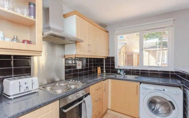 Lovely 4 Bed House w Garden, 1 Stop to Waterloo