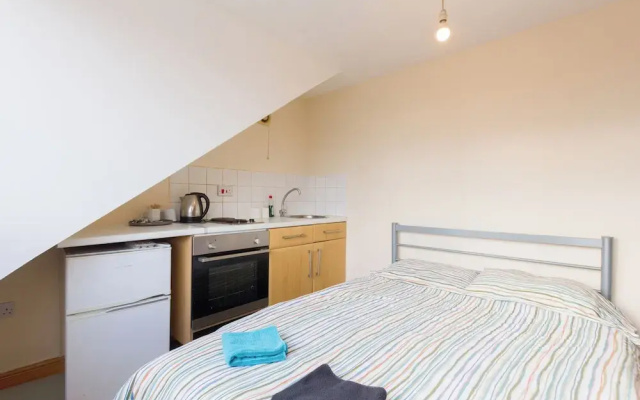 Pebbles Guest House - Flat 7